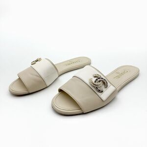 CHANEL 2023 Crystal Pearl CC Logo Leather Sandals Size 40 Slides Beige White